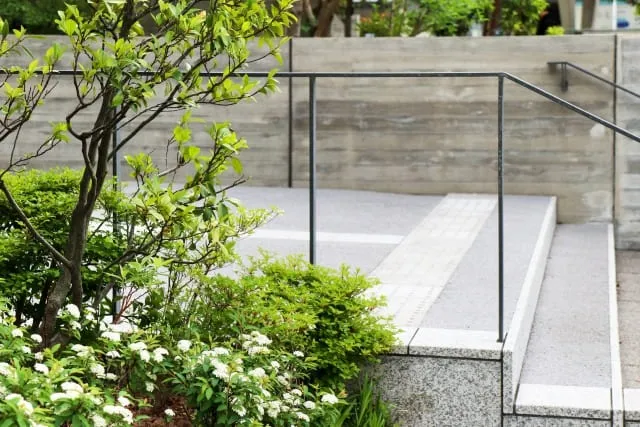 安全性と利便性をプラス！エクステリアに手すりを設置するメリットと活用法